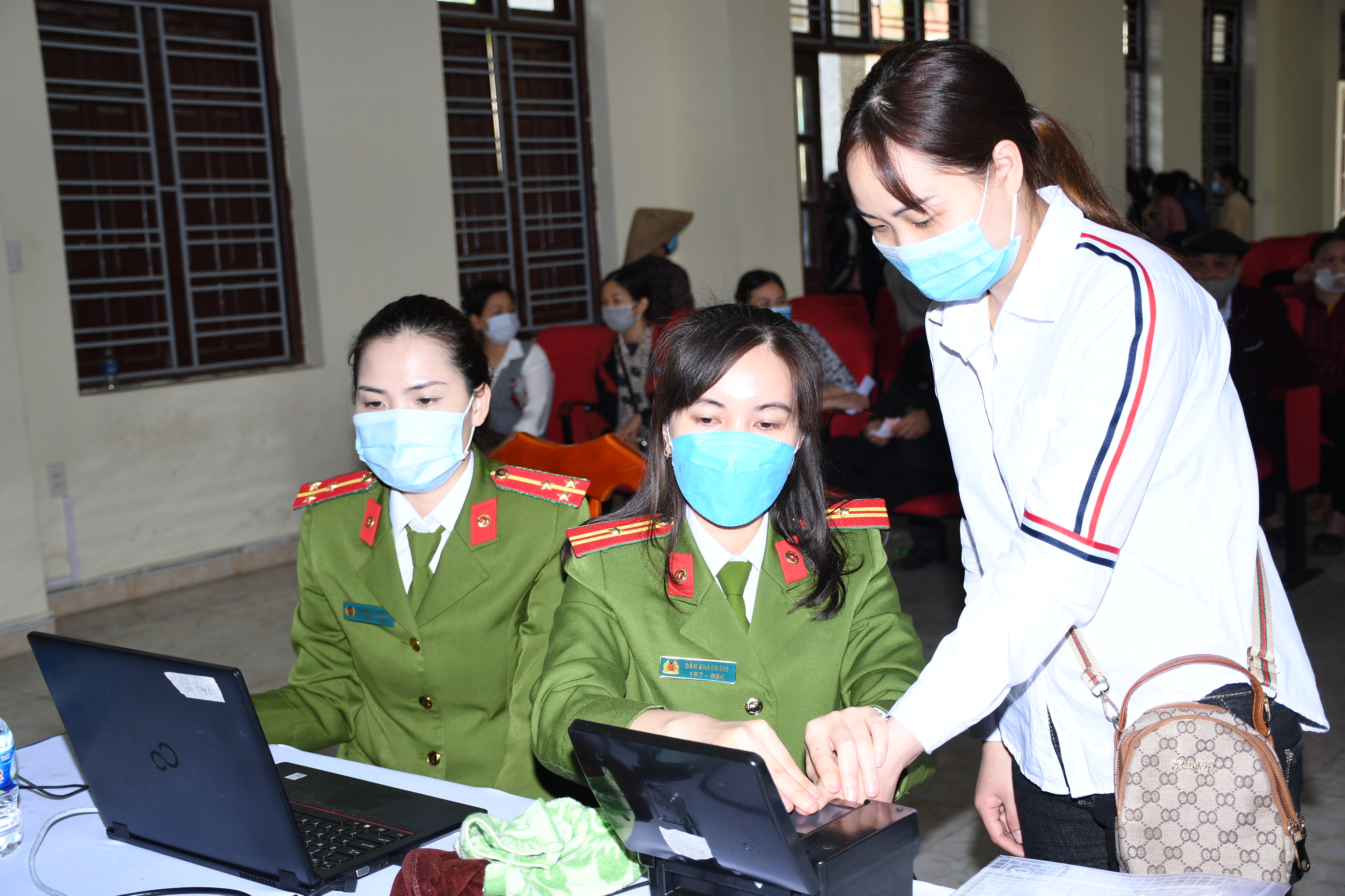 Cấp căn cước gắn chíp điện tử lưu động cho hơn 800 người xã Dương Quan, Thủy Nguyên